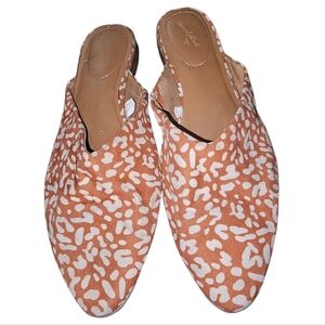 💰Universal Thread Tan and White Patterned Mules